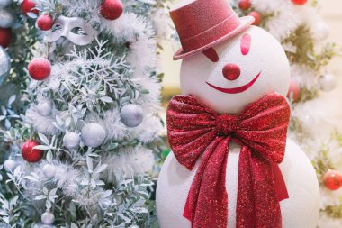 Noel ağacı süslemek için a neşeli Noel ve a mutlu yeni yıl kutlamak.