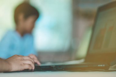 Öğrenci el pratik sanat sınıf bilgisayar tarafından çizim yakın çekim.