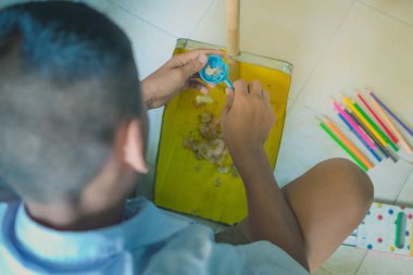 İlköğretim öğrenci sınıf önünde faraş içine renk kalem keskinleştirmek