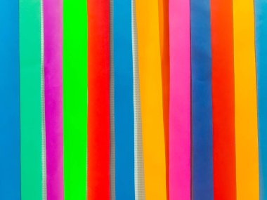 Gemide renkli kağıt şeritler süslemeleri