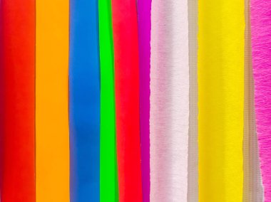 Gemide renkli kağıt şeritler süslemeleri