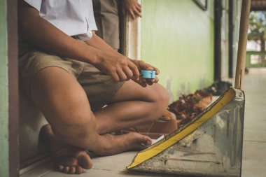 İlköğretim öğrenci sınıf önünde faraş içine renk kalem keskinleştirmek