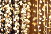 Bokeh pozadí s drahokam a vánoční světla délka 85 mm. zdobí oslavit Veselé Vánoce a šťastný nový rok.
