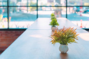 Yapay ağaçlar veya plastik ağaç süsleme ve kafe müşteriler için hoş geldiniz için masada