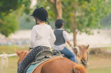 Gün batımından önce Nehri yakınında bir at binmeyi öğrenmek.