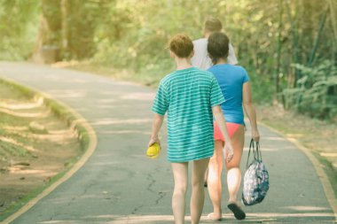 Erawan şelale Kanchanaburi, Tayland için ormanda yürüyüş izinde yürüyen insanların arkadan görünüm.