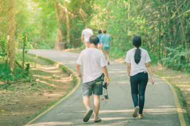 Erawan şelale Kanchanaburi, Tayland için ormanda yürüyüş izinde yürüyen insanların arkadan görünüm.