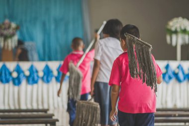 Kat kantinde ovmak için öğrencilere yardımcı