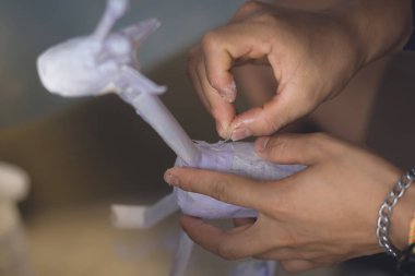 Öğrenciler okulda bir zürafa gibi kağıt mache sanat yapmak öğrenmek.