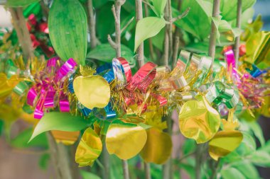 Parlak renkli cicili asmak ağaç dekorasyon a neşeli Noel ve mutlu bir yeni yıl