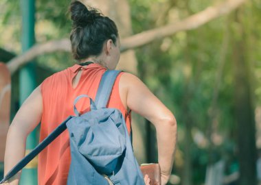 Erawan şelale Kanchanaburi, Tayland için ormanda yürüyüş izinde yürüyen insanların arkadan görünüm.