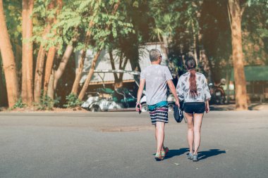 Erawan şelale Kanchanaburi, Tayland için ormanda yürüyüş izinde yürüyen insanların arkadan görünüm.