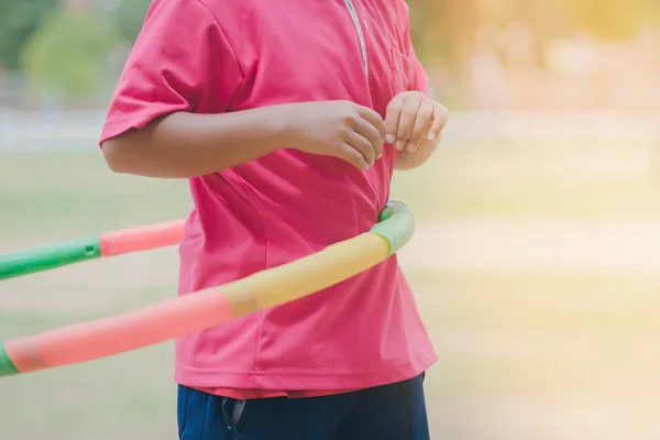 Schülerinnen Beim Sport Mit Einem Hula Hoop Reifen Für Eine — Stockfoto