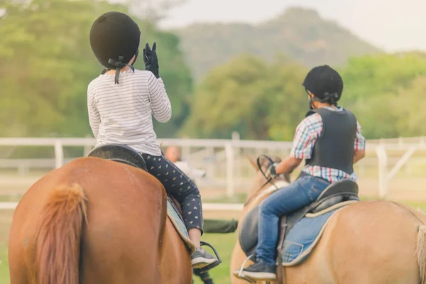 Дети Учатся Ездить Лошади Реки Заката — стоковое фото