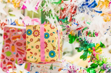 Bir Noel ağacı ve mutlu bir yeni yıl için renkli tinsel ve Hediyelik Dekorasyon