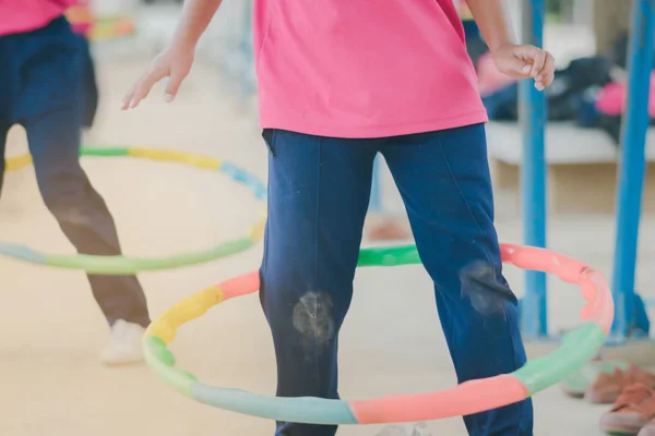 Alunos Sexo Feminino Fazendo Exercício Com Arco Hula Para Bom — Fotografia de Stock