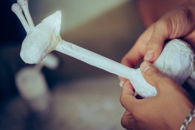 Öğrenciler okulda bir zürafa gibi kağıt mache sanat yapmak öğrenmek.