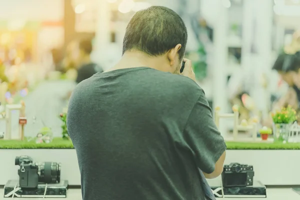 People Trying New Digital Camera Best Buy Store — Stock Photo, Image