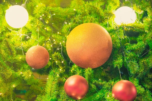 Πολύχρωμες Μπάλες Για Χριστουγεννιάτικο Δέντρο Διακοσμητικά Για Νέο Έτος Γιορτή — Φωτογραφία Αρχείου