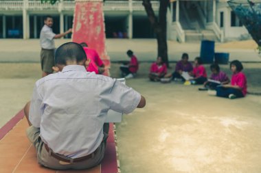 Öğrenciler Tay motifleri tapınağın Tay mimari çizim için deneyin.