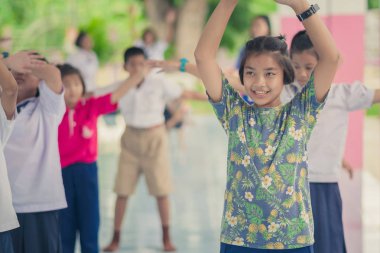 Kanchanaburi Tayland - Haziran 6: Tanımlanamayan öğretmenler ve öğrenciler öğleden sonra evine geri Haziran'da önce aerobik egzersiz Kanchanaburi, Tayland için Watkrangthongratburana okulda 6,2018