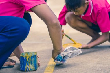 Kanchanaburi Tayland - 20 Eylül: çimento zemin sepak takraw alan kenarlıklarını Eylül tarihinde inşa etmek tanımlanamayan öğrenciler yardım Kanchanaburi, Tayland için Watkrangthongratburana okulda 20,2018.