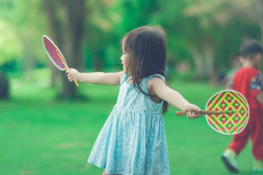 Kanchanaburi Tayland - 28 Ekim: Tanımlanamayan litlle kız Tay örgü renkli fan saplı Field'da 28,2018 içinde Kanchanaburi, Tayland Ekim'de zevk.