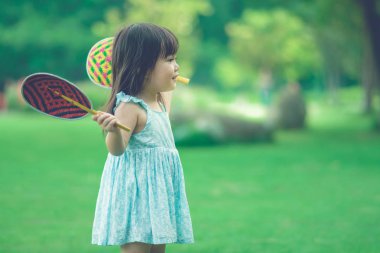 Kanchanaburi Tayland - 28 Ekim: Tanımlanamayan litlle kız Tay örgü renkli fan saplı Field'da 28,2018 içinde Kanchanaburi, Tayland Ekim'de zevk.