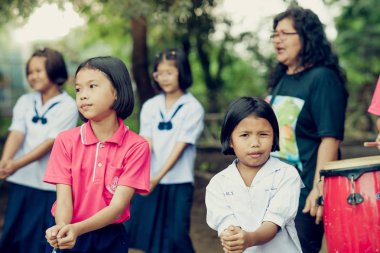Kanchanaburi Tayland - 5 Ekim: Tanımlanamayan öğrencileri ve arkadaşları Ekim tarihinde spor tezahürat için dans etmeyi öğrenmek Kanchanaburi, Tayland için Watkrangthongratburana okulda 5,2018