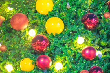 Renkli topları Noel ağacı Yılbaşı Festivali için dekoratif.