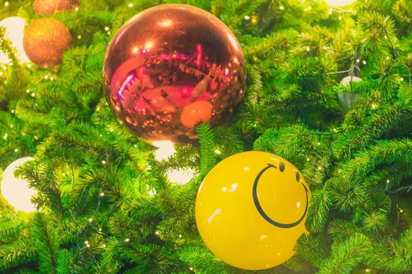 Πολύχρωμες Μπάλες Για Χριστουγεννιάτικο Δέντρο Διακοσμητικά Για Νέο Έτος Γιορτή — Φωτογραφία Αρχείου