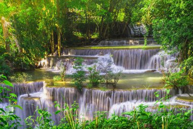 Güzel doğal Huay Mae Khamin şelale, il Kanchanaburi, Tayland