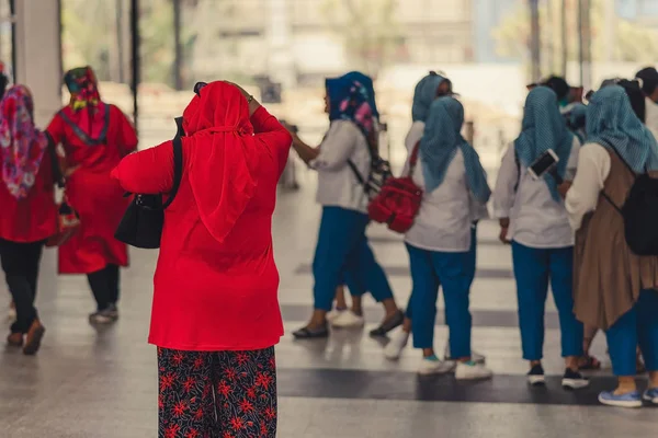 Müslüman kadınlar arkadaş birlikte seyahat bekliyor