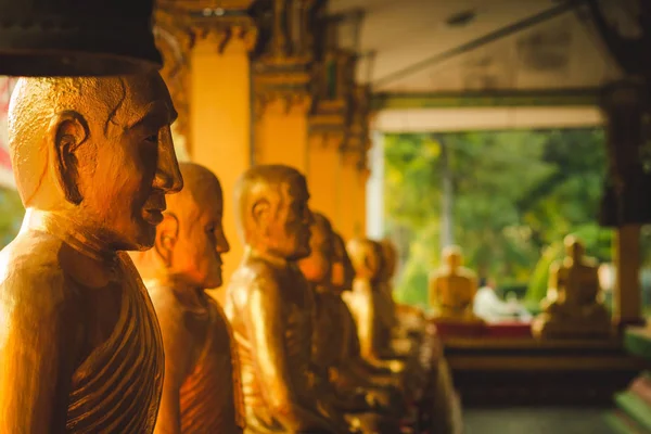黄金の仏像ワット Intharam カンチャナブリ タイでの行 — ストック写真