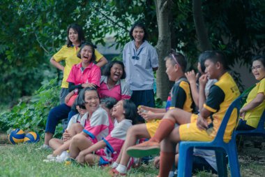 Kanchanaburi Tayland - 19 Temmuz: Tanımlanamayan öğrenciler ve öğretmenler Temmuz günü voleybol için tezahürat Kanchanaburi, Tayland için Nongthabong okulda 19,2018