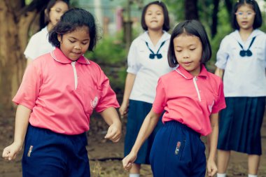 Kanchanaburi Tayland - 5 Ekim: Tanımlanamayan öğrencileri ve arkadaşları Ekim tarihinde spor tezahürat için dans etmeyi öğrenmek Kanchanaburi, Tayland için Watkrangthongratburana okulda 5,2018