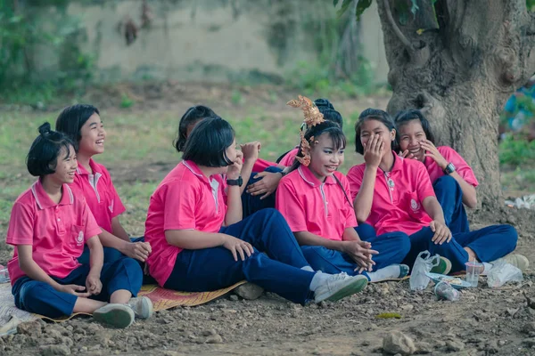 Tajlandia Kanchanaburi Lipca Niezidentyfikowany Studentów Zrelaksować Się Obiedzie Lipca 2018 — Zdjęcie stockowe