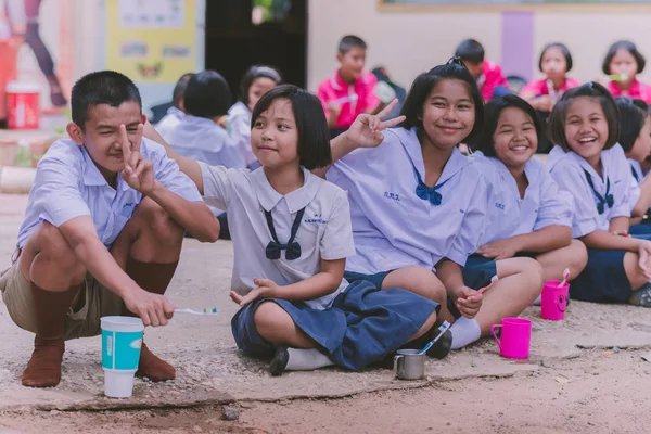 Tailandia Kanchanaburi Julio Estudiantes Primaria Identificados Lavan Los Dientes Después — Foto de Stock