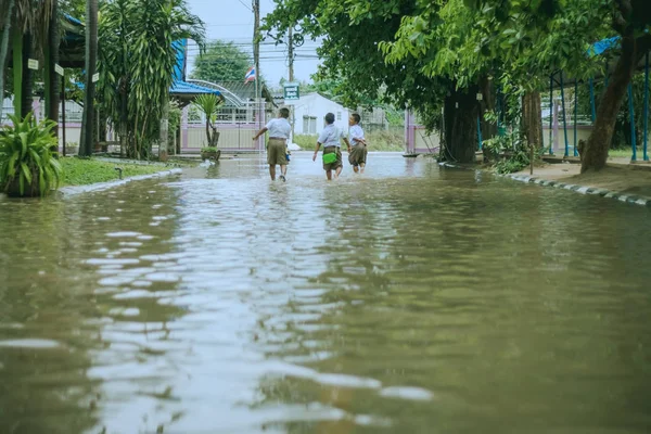 泰国北碧府 3月9日 不确定的学生步行到雨后在洪水中改变课程在11月坎比乌丘里学校 — 图库照片