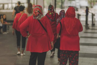 Müslüman kadınlar arkadaş birlikte seyahat bekliyor