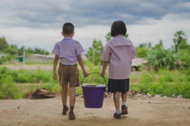 Öğrencilere yardımcı çöp atık yığın için sınıftan kaldırmak için okul.