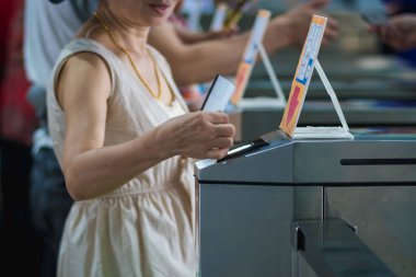 Çok sayıda turistin yaya erişim kapağı engelleri kontrol. Flap kapı bariyer tarih seçici odak.