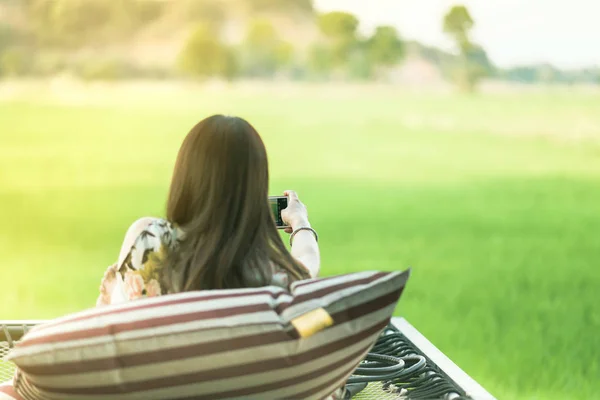 Zadní Pohled Ženy Relaxovat Používání Mobilního Telefonu Balkóně Poblíž Rýžové — Stock fotografie