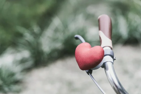 Czerwone Serce Jaśkowa Kierownicy Roweru — Zdjęcie stockowe