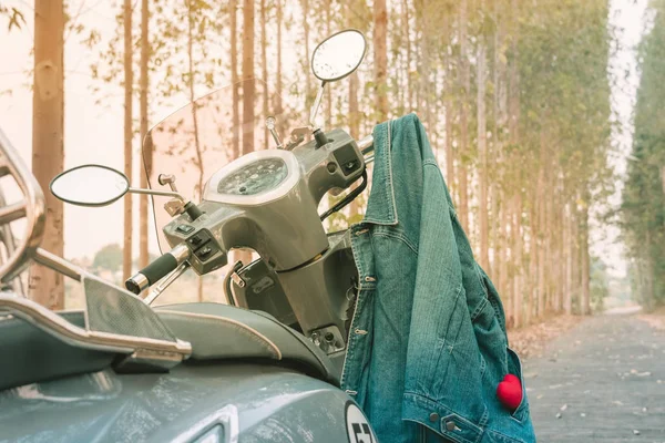 Corazón Rojo Bolsillo Camisa Vaquera Azul Jean Una Motocicleta — Foto de Stock