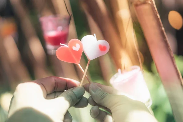 Romantisches Paar Valentinstag Glückliches Freudiges Paar Schenkt Sich Nachmittag Herzkerze — Stockfoto