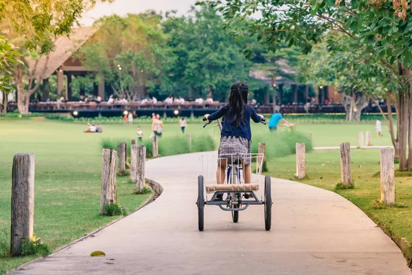 İnsanlar akşam genel parkta Bisiklete binme tarafından egzersiz.