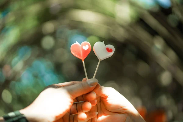 Pareja Romántica Día San Valentín Feliz Alegre Pareja Dar Corazón —  Fotos de Stock