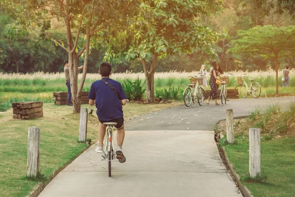 Personnes Faisant Exercice Vélo Soir Parc Public — Photo