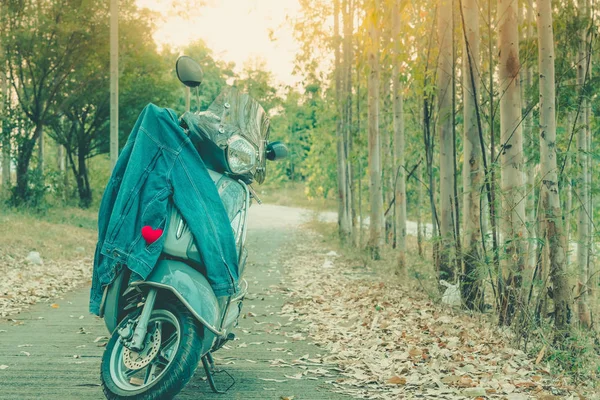 Coração Vermelho Bolso Camisa Jeans Azul Jeans Uma Motocicleta — Fotografia de Stock